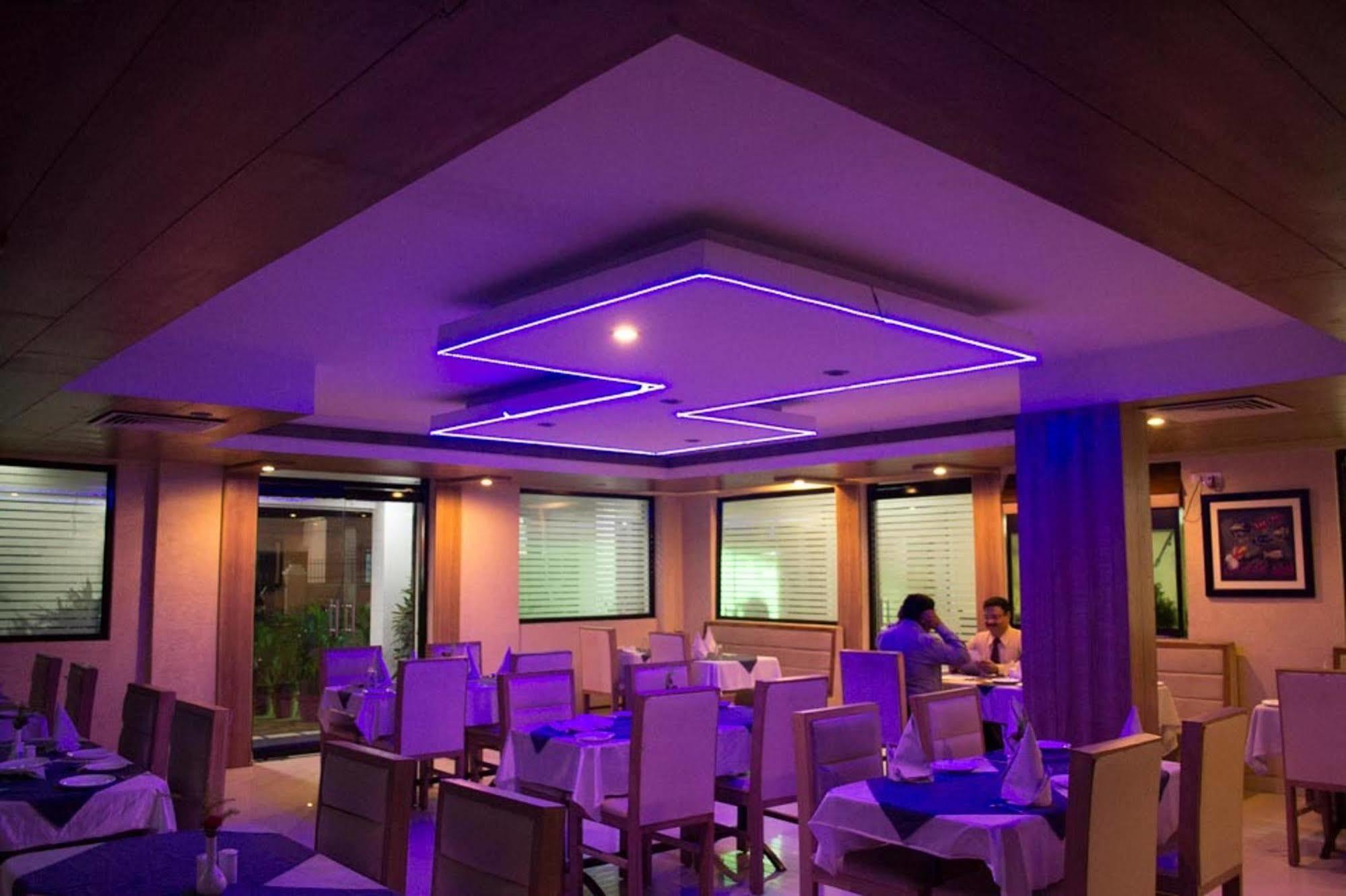 Oyo 1359 Hotel Best Inn Bhubaneswar Exterior foto