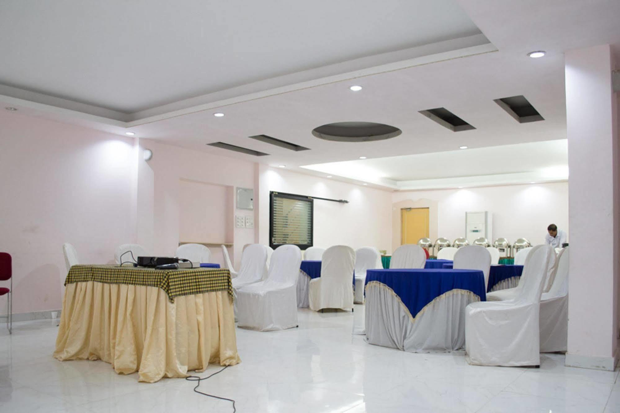 Oyo 1359 Hotel Best Inn Bhubaneswar Exterior foto